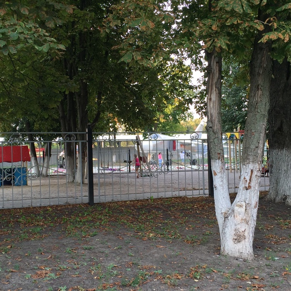 Россия. Город Бобров. В тени деревьев за детской площадкой спрятался СУ-24