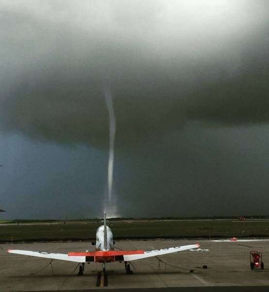 Non-flying weather - Airplane, Tornado