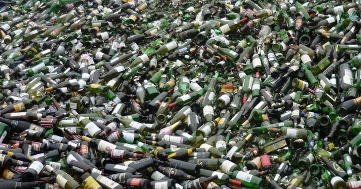К чему снятся пустые бутылки. Много бутылок. Пустые пивные бутылки. Стеклобой бутылок.