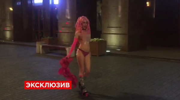 Карина Барби устроила голый пикет возле Государственной думы в знак протеста против нового дизайна ВК.