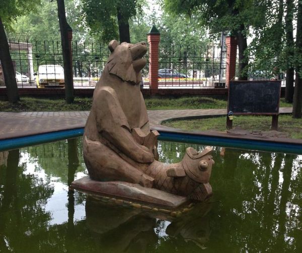A very lonely bear - Thread, The Bears, A fish, The park, Pond
