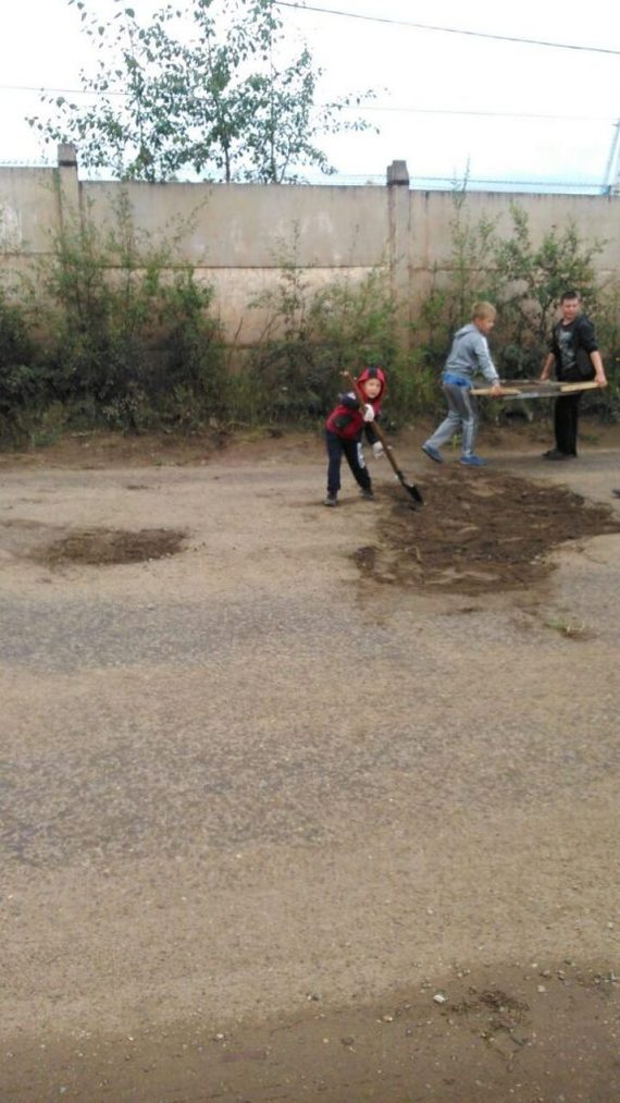 Roads in Russia: even the children could not stand it. - Russian roads, Repair, Children