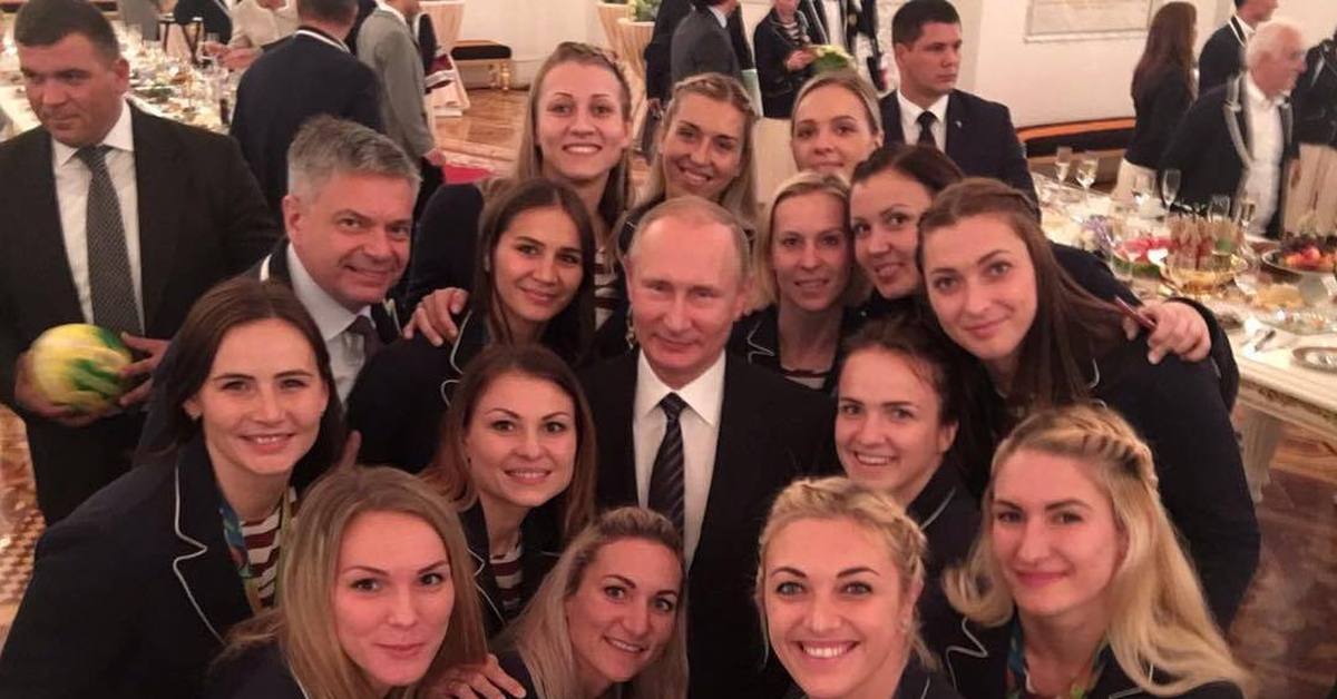 Селфи с путиным. Путин с фанатами. Селфи с президентом Путиным. Путин фото селфи