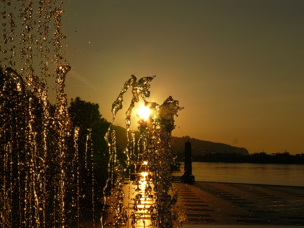 Merging water and light. - My, Photo, Fountain, Embankment, Crimea, Morning, Yalta