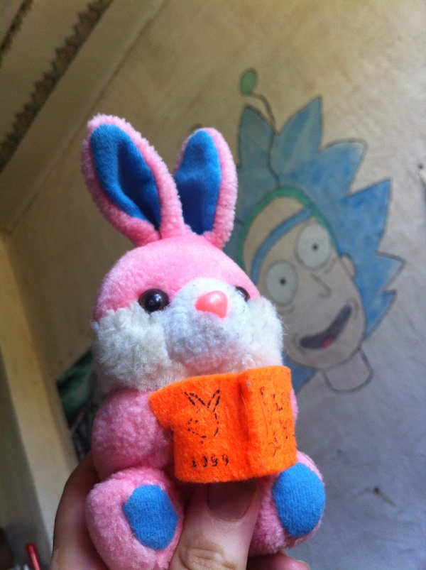 Зайчик,который читает плейбой 1999г