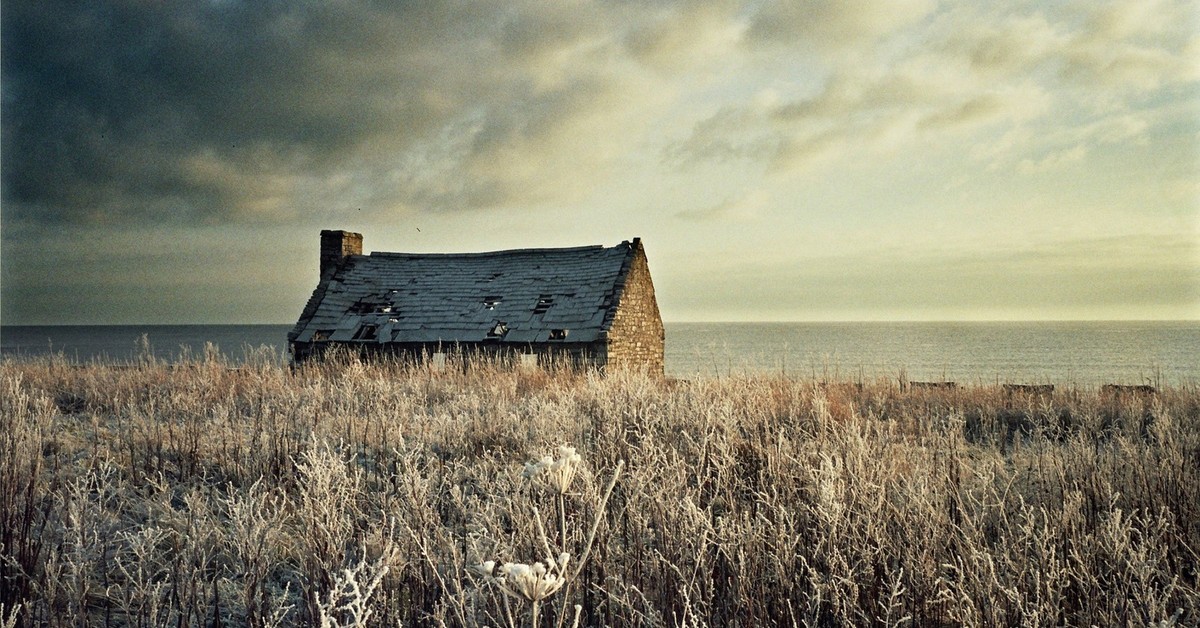 Одиноко стоящий дом. Заброшка Эстетика деревня. Одинокий домик в поле. Заброшенный дом в поле. Одинокий дом в поле.