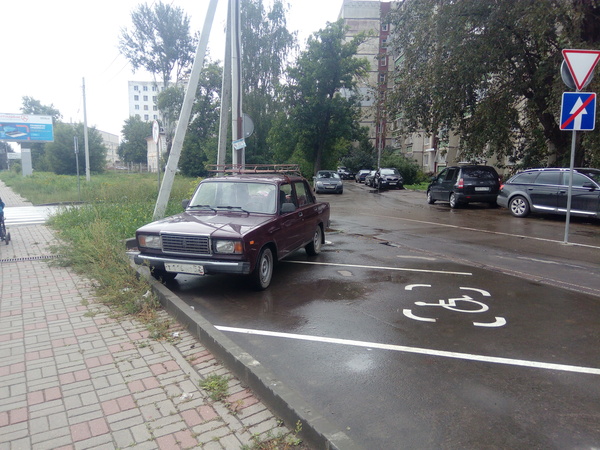 The level of parking is god. - My, Auto, Parking, Неправильная парковка