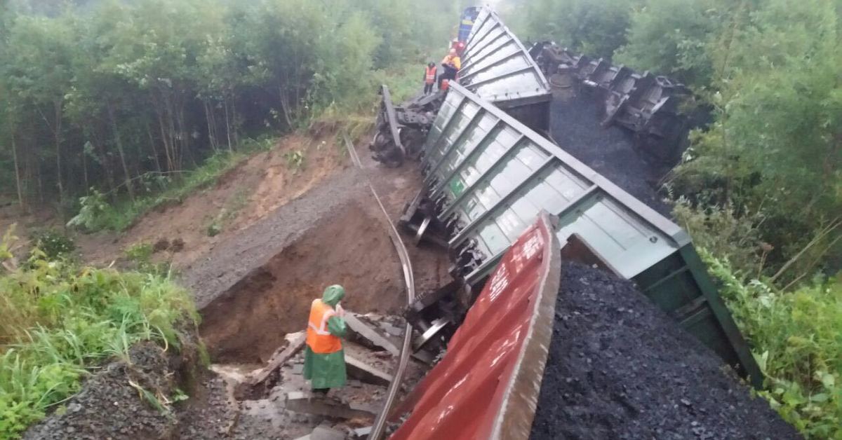 Сел на рельсы. Размыло ж/д полотно Сахалин. Сель на железной дороге. Оползень на железной дороге. Обвал на железной дороге.