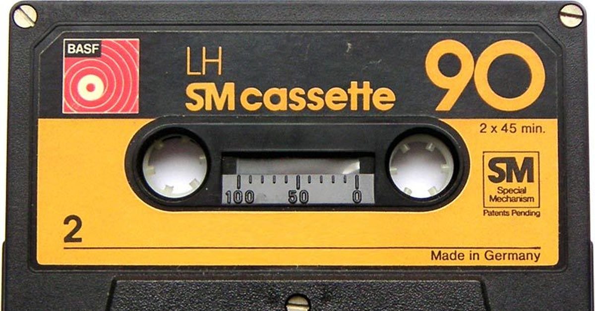 Music b the cassette rap version. Кассета из 90. Кассета 90е. Аудиокассета 90. Кассеты евродэнс 90.