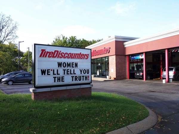 This is how naive American auto mechanics attract potential female clients. - My, Naivety, Mechanic, Female, Advertising, Women