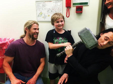 Chris Hemsworth and Tom Hiddleston as Thor and Loki visited the children's hospital in Bresbane, Australia. - Thor, Loki, Hospital, Kindness, GIF