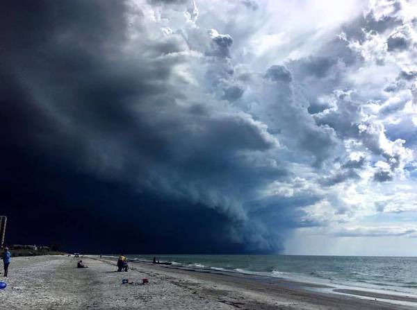 How interesting it is to live by the ocean - Photo, Ocean, Cyclone, Hurricane, Beach, Sky