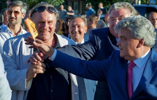 The head of the region and the mayor of Saransk rushed in two hands to take away the paraphernalia of the Just Russians from Gerard Depardieu :) - Politics, Saransk, Gerard Depardieu, Mayor, United Russia, , Elections