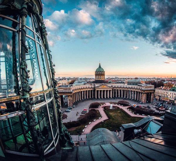 An unusual angle... View of the Kazan Cathedral from the roof of the Singer House (House of Books)... - Russia, Saint Petersburg, Kazan Cathedral, Singer House, Photo, The photo, Town, Cities of Russia