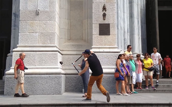 A guy cuts off selfie sticks from tourists. - Selfie, Photo, Humor, GIF