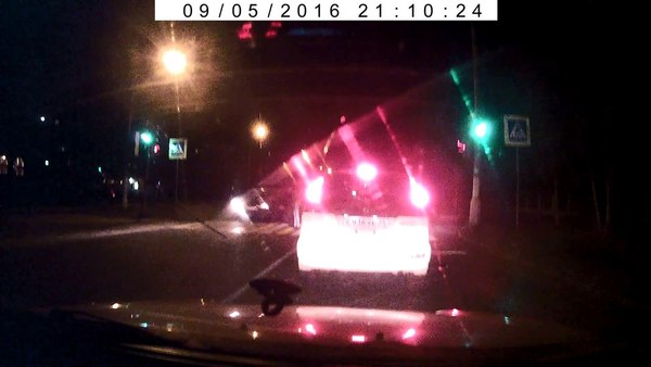 Дурачек решил пропустить пешехода на красный