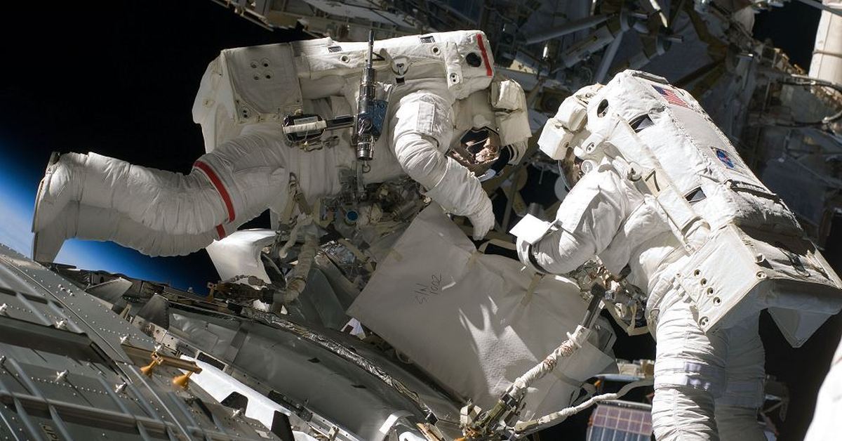 Какой космонавт провел в космосе. Космос МКС космонавт в открытом космосе. Космонавты на МКС. Российские космонавты на МКС. МКС открытый космос.
