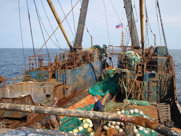 На волне про рабочие места. Вид с полубака. Палубная команда готовит тралл к постановке.