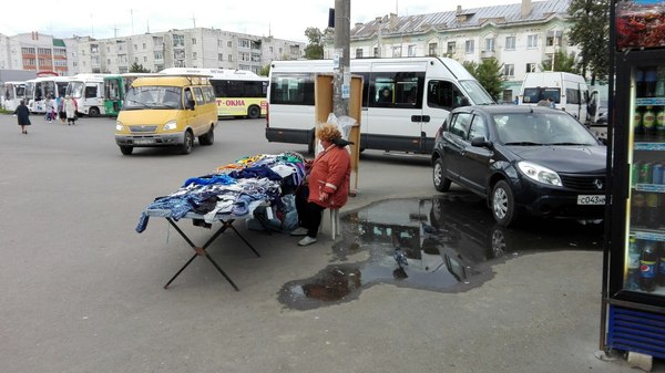 Женщина и черный голубь... - Моё, Женщина, Голубь, Рынок, Вещи, Маркетинг, Фото, Длиннопост, Моё, Женщины