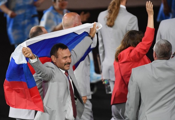 The hero of the day is a Belarusian who unfurled the Russian flag at the Paralympics, despite the ban. - news, Russia, Republic of Belarus, Flag, Paralympics, Events, Sport, Rio 2016