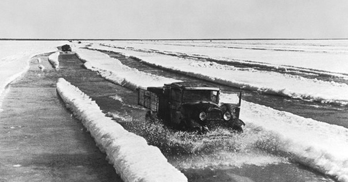 Руководитель дороги жизни. Ленинград Ладога дорога жизни. Дорога жизни Ладожское озеро. Блокада Ленинграда Ладожское озеро дорога жизни. Ладожское озеро Ленинград.