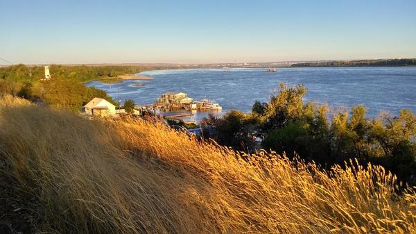 I took a picture in the morning while walking the dog, and an hour later Google improved it and offered to evaluate it. - My, Morning, Volga river, Volga-Don Canal