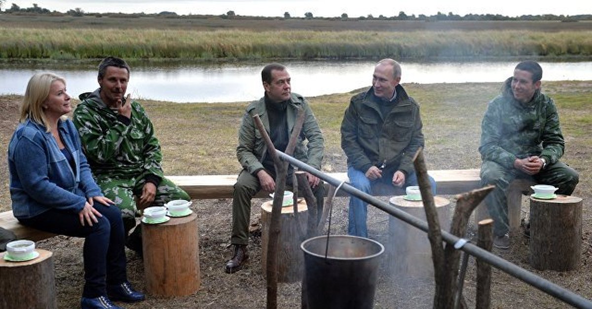 Блондинка пофлиртовала в парке с рыбаком, за что была насажена на крючок