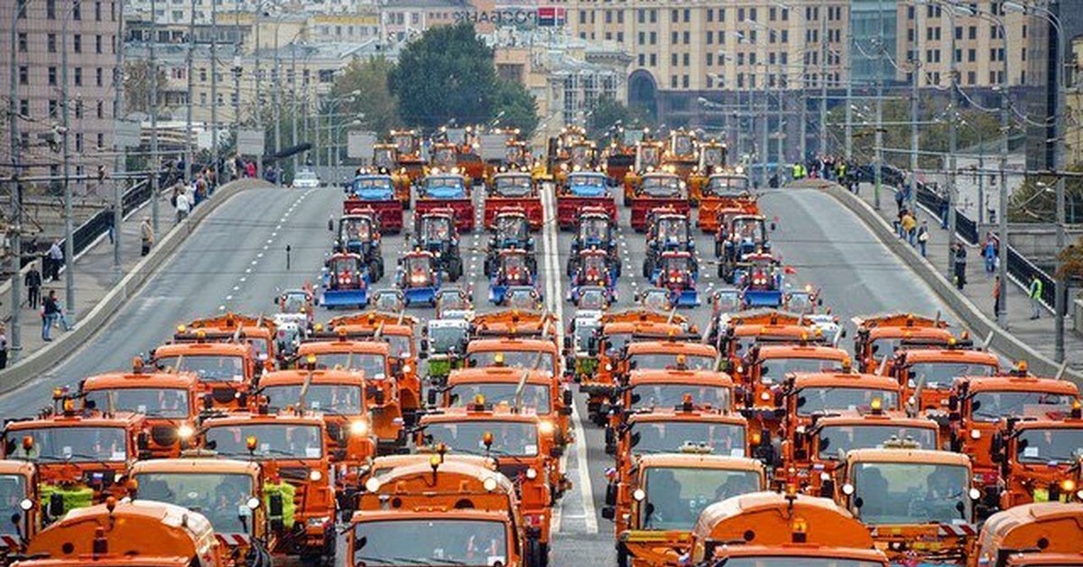 Автомобильные технологии москва. Парад коммунальной техники в Москве. Парад уборочной техники в Москве. Дорожное хозяйство Москвы.