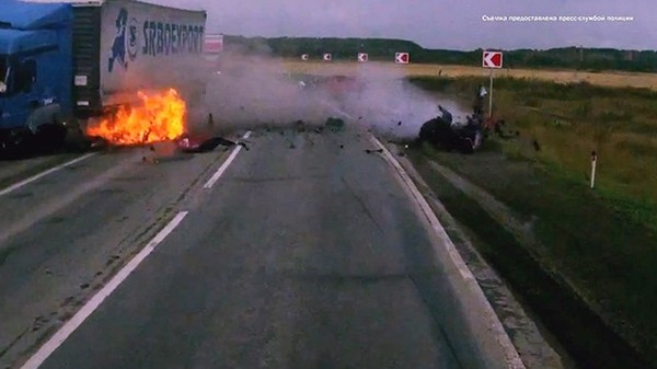 An accident in which the car was torn apart on the highway - Subaru, Chelyabinsk, Road accident