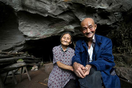 Spouses from China have lived in a cave for 54 years and are not going to move - China, Chinese, House, Family, Comfort