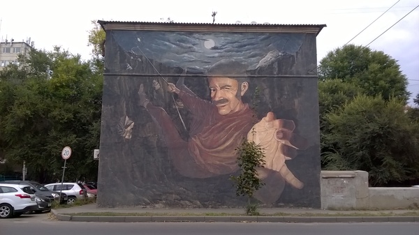Хитрый дядька поджигает деревце