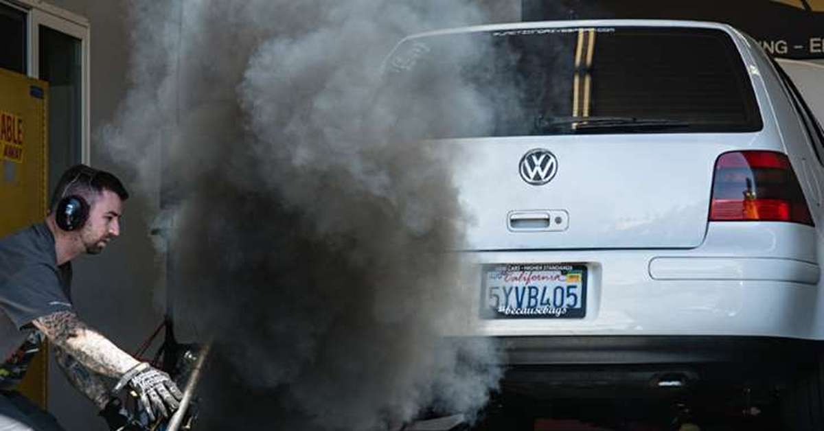 Черный дым при нагрузке. Дизельный выхлоп. Выхлопной дизельный дым. Дизельный автомобиль дымит. Выхлоп машины дымящийся.