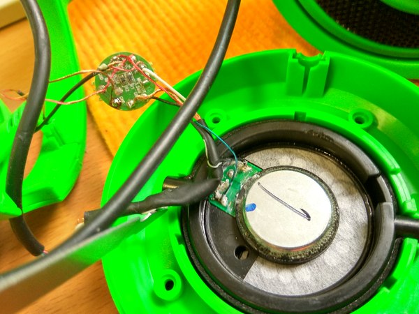 Razer kraken green. Отошли провода внутри термоклея, вот как оно выглядит изнутри.