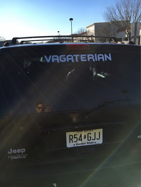 А вдруг это не неграмотность? Вдруг это производное от выражения eat pussy, только более научное )