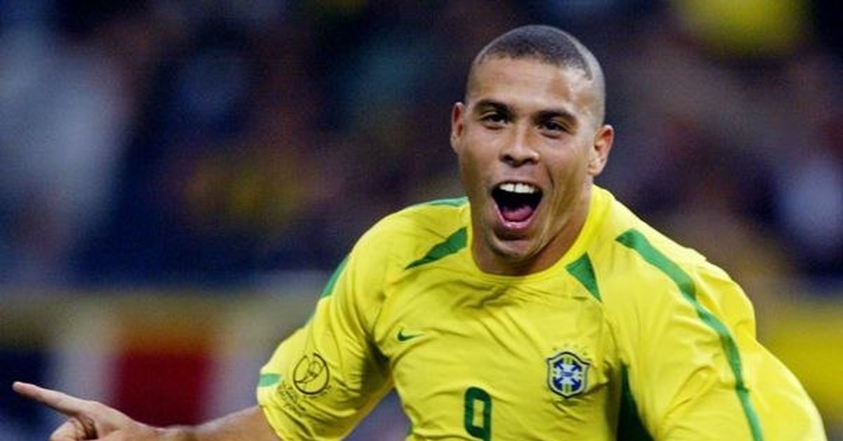 Роналдо назарио. Прическа Роналдо 2002. Ronaldo Brazil 2021. Форма Бразилии Роналдо Зубастик. Челка Роналдо Зубастика.