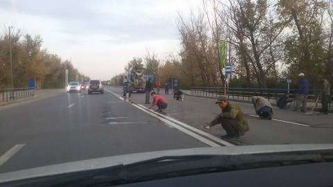 In Kostanay (Kazakhstan), road markings are washed by hand in anticipation of big guests - Kazakhstan, Kostanay, , Window dressing