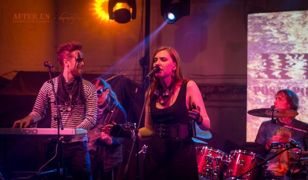 cage the elephant биография. 1474631405148479782. cage the elephant биография фото. cage the elephant биография-1474631405148479782. картинка cage the elephant биография. картинка 1474631405148479782. Хотя эта команда родом из Кентукки (а точнее из местечка Боулинг Грин) свой первый успех она познала не в Америке, а в Англии. Проект стартовал в 2006-м году, причем основали его ребята, до сего момента не имевшие отношения к профессиональной музыке. Водопроводчик, бармен, торговец скобяными изделиями, телемаркетолог, продавец из зоомагазина и просто ученик – вот каковы были их роды занятий, до того как Мэтт Шульц, Брэд Шульц, Дэниел Тиченор, Джаред Чампион и Линкольн Пэриш объединились под маркой "Cage The Elephant". Впрочем, парни уже успели какое-то время поиграть в школьных группах, поэтому хоть и небольшой, но опыт в этом деле у них имелся. Выступив на фестивале "South By Southwest", новоиспеченная рок-единица удостоилась контракта от "Relentless Records" и вскоре дебютировала с синглом "Free Love". cage the elephant биография. 1474631405148479782. cage the elephant биография фото. cage the elephant биография-1474631405148479782. картинка cage the elephant биография. картинка 1474631405148479782. Хотя эта команда родом из Кентукки (а точнее из местечка Боулинг Грин) свой первый успех она познала не в Америке, а в Англии. Проект стартовал в 2006-м году, причем основали его ребята, до сего момента не имевшие отношения к профессиональной музыке. Водопроводчик, бармен, торговец скобяными изделиями, телемаркетолог, продавец из зоомагазина и просто ученик – вот каковы были их роды занятий, до того как Мэтт Шульц, Брэд Шульц, Дэниел Тиченор, Джаред Чампион и Линкольн Пэриш объединились под маркой "Cage The Elephant". Впрочем, парни уже успели какое-то время поиграть в школьных группах, поэтому хоть и небольшой, но опыт в этом деле у них имелся. Выступив на фестивале "South By Southwest", новоиспеченная рок-единица удостоилась контракта от "Relentless Records" и вскоре дебютировала с синглом "Free Love".