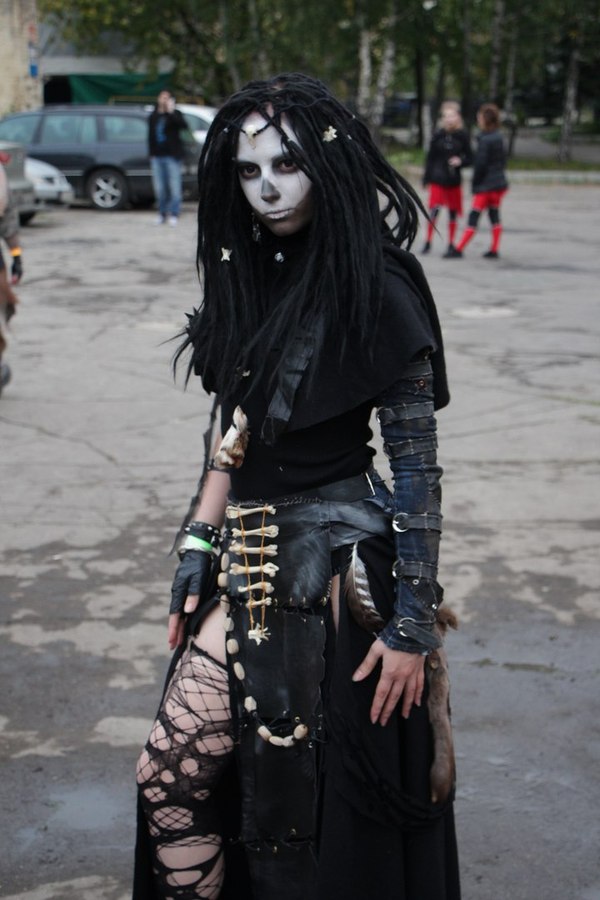 cage the elephant биография. 1474631406172432556. cage the elephant биография фото. cage the elephant биография-1474631406172432556. картинка cage the elephant биография. картинка 1474631406172432556. Хотя эта команда родом из Кентукки (а точнее из местечка Боулинг Грин) свой первый успех она познала не в Америке, а в Англии. Проект стартовал в 2006-м году, причем основали его ребята, до сего момента не имевшие отношения к профессиональной музыке. Водопроводчик, бармен, торговец скобяными изделиями, телемаркетолог, продавец из зоомагазина и просто ученик – вот каковы были их роды занятий, до того как Мэтт Шульц, Брэд Шульц, Дэниел Тиченор, Джаред Чампион и Линкольн Пэриш объединились под маркой "Cage The Elephant". Впрочем, парни уже успели какое-то время поиграть в школьных группах, поэтому хоть и небольшой, но опыт в этом деле у них имелся. Выступив на фестивале "South By Southwest", новоиспеченная рок-единица удостоилась контракта от "Relentless Records" и вскоре дебютировала с синглом "Free Love". cage the elephant биография. 1474631406172432556. cage the elephant биография фото. cage the elephant биография-1474631406172432556. картинка cage the elephant биография. картинка 1474631406172432556. Хотя эта команда родом из Кентукки (а точнее из местечка Боулинг Грин) свой первый успех она познала не в Америке, а в Англии. Проект стартовал в 2006-м году, причем основали его ребята, до сего момента не имевшие отношения к профессиональной музыке. Водопроводчик, бармен, торговец скобяными изделиями, телемаркетолог, продавец из зоомагазина и просто ученик – вот каковы были их роды занятий, до того как Мэтт Шульц, Брэд Шульц, Дэниел Тиченор, Джаред Чампион и Линкольн Пэриш объединились под маркой "Cage The Elephant". Впрочем, парни уже успели какое-то время поиграть в школьных группах, поэтому хоть и небольшой, но опыт в этом деле у них имелся. Выступив на фестивале "South By Southwest", новоиспеченная рок-единица удостоилась контракта от "Relentless Records" и вскоре дебютировала с синглом "Free Love".