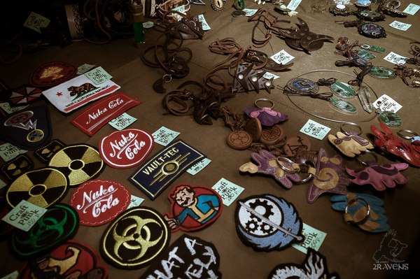 cage the elephant биография. 1474634603140741213. cage the elephant биография фото. cage the elephant биография-1474634603140741213. картинка cage the elephant биография. картинка 1474634603140741213. Хотя эта команда родом из Кентукки (а точнее из местечка Боулинг Грин) свой первый успех она познала не в Америке, а в Англии. Проект стартовал в 2006-м году, причем основали его ребята, до сего момента не имевшие отношения к профессиональной музыке. Водопроводчик, бармен, торговец скобяными изделиями, телемаркетолог, продавец из зоомагазина и просто ученик – вот каковы были их роды занятий, до того как Мэтт Шульц, Брэд Шульц, Дэниел Тиченор, Джаред Чампион и Линкольн Пэриш объединились под маркой "Cage The Elephant". Впрочем, парни уже успели какое-то время поиграть в школьных группах, поэтому хоть и небольшой, но опыт в этом деле у них имелся. Выступив на фестивале "South By Southwest", новоиспеченная рок-единица удостоилась контракта от "Relentless Records" и вскоре дебютировала с синглом "Free Love". cage the elephant биография. 1474634603140741213. cage the elephant биография фото. cage the elephant биография-1474634603140741213. картинка cage the elephant биография. картинка 1474634603140741213. Хотя эта команда родом из Кентукки (а точнее из местечка Боулинг Грин) свой первый успех она познала не в Америке, а в Англии. Проект стартовал в 2006-м году, причем основали его ребята, до сего момента не имевшие отношения к профессиональной музыке. Водопроводчик, бармен, торговец скобяными изделиями, телемаркетолог, продавец из зоомагазина и просто ученик – вот каковы были их роды занятий, до того как Мэтт Шульц, Брэд Шульц, Дэниел Тиченор, Джаред Чампион и Линкольн Пэриш объединились под маркой "Cage The Elephant". Впрочем, парни уже успели какое-то время поиграть в школьных группах, поэтому хоть и небольшой, но опыт в этом деле у них имелся. Выступив на фестивале "South By Southwest", новоиспеченная рок-единица удостоилась контракта от "Relentless Records" и вскоре дебютировала с синглом "Free Love".