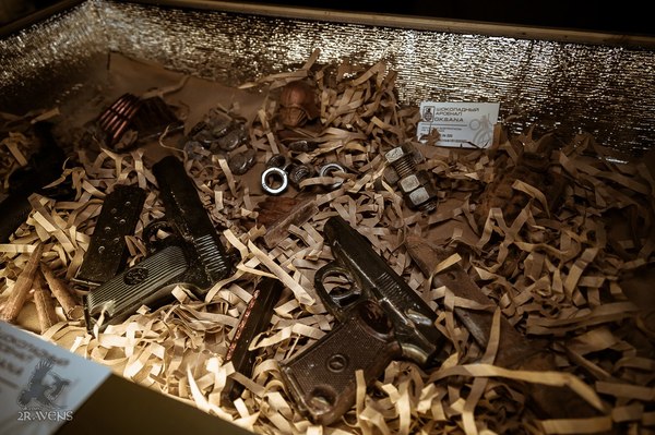 cage the elephant биография. 1474634650165147220. cage the elephant биография фото. cage the elephant биография-1474634650165147220. картинка cage the elephant биография. картинка 1474634650165147220. Хотя эта команда родом из Кентукки (а точнее из местечка Боулинг Грин) свой первый успех она познала не в Америке, а в Англии. Проект стартовал в 2006-м году, причем основали его ребята, до сего момента не имевшие отношения к профессиональной музыке. Водопроводчик, бармен, торговец скобяными изделиями, телемаркетолог, продавец из зоомагазина и просто ученик – вот каковы были их роды занятий, до того как Мэтт Шульц, Брэд Шульц, Дэниел Тиченор, Джаред Чампион и Линкольн Пэриш объединились под маркой "Cage The Elephant". Впрочем, парни уже успели какое-то время поиграть в школьных группах, поэтому хоть и небольшой, но опыт в этом деле у них имелся. Выступив на фестивале "South By Southwest", новоиспеченная рок-единица удостоилась контракта от "Relentless Records" и вскоре дебютировала с синглом "Free Love". cage the elephant биография. 1474634650165147220. cage the elephant биография фото. cage the elephant биография-1474634650165147220. картинка cage the elephant биография. картинка 1474634650165147220. Хотя эта команда родом из Кентукки (а точнее из местечка Боулинг Грин) свой первый успех она познала не в Америке, а в Англии. Проект стартовал в 2006-м году, причем основали его ребята, до сего момента не имевшие отношения к профессиональной музыке. Водопроводчик, бармен, торговец скобяными изделиями, телемаркетолог, продавец из зоомагазина и просто ученик – вот каковы были их роды занятий, до того как Мэтт Шульц, Брэд Шульц, Дэниел Тиченор, Джаред Чампион и Линкольн Пэриш объединились под маркой "Cage The Elephant". Впрочем, парни уже успели какое-то время поиграть в школьных группах, поэтому хоть и небольшой, но опыт в этом деле у них имелся. Выступив на фестивале "South By Southwest", новоиспеченная рок-единица удостоилась контракта от "Relentless Records" и вскоре дебютировала с синглом "Free Love".