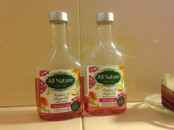 Someone complained about the same bottles of shampoo and hair conditioner? - My, Shampoo, Shower gel, The photo