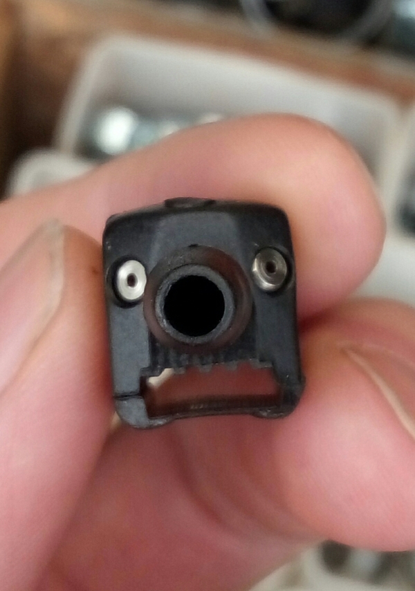 Был на авторынке,  попалась забавная форсунка омывателя)