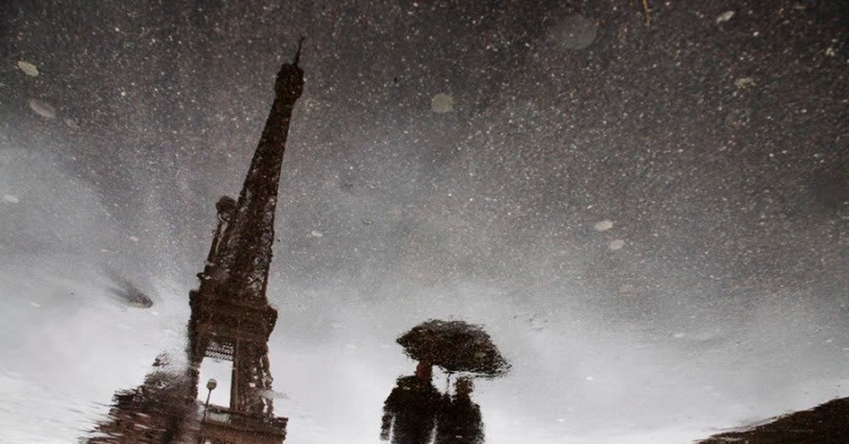 France rain. Франция дождь. Париж под дождем. Эйфелева башня дождь. Дождливый Париж.