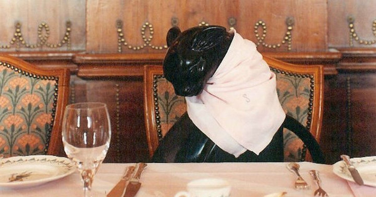 Тринадцать гостей. 13 гостей за столом. Гости на свадьбе. Семейное застолье. 13 человек.