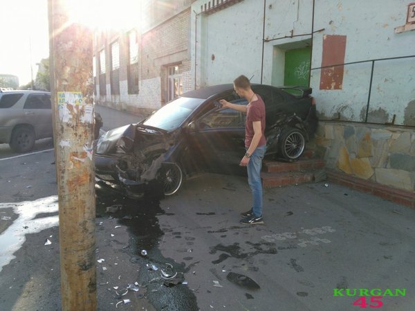 A young driver rammed a factory building in the center of Kurgan and took a selfie in front of his wrecked car. - Road accident, Longpost, Selfie, Auto, Russia, Mound