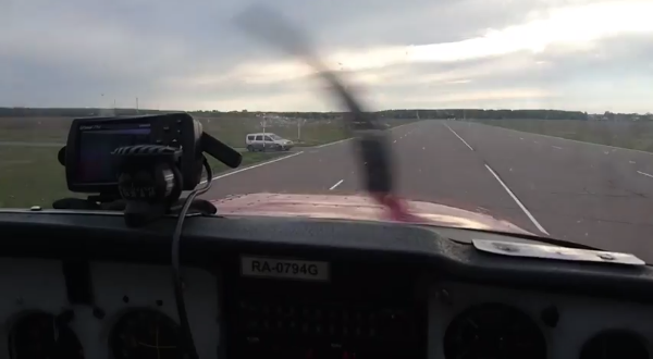 The incident with the plane almost colliding with the car occurred on the highway - Tatarstan, Airplane, Lada, Aerodrome