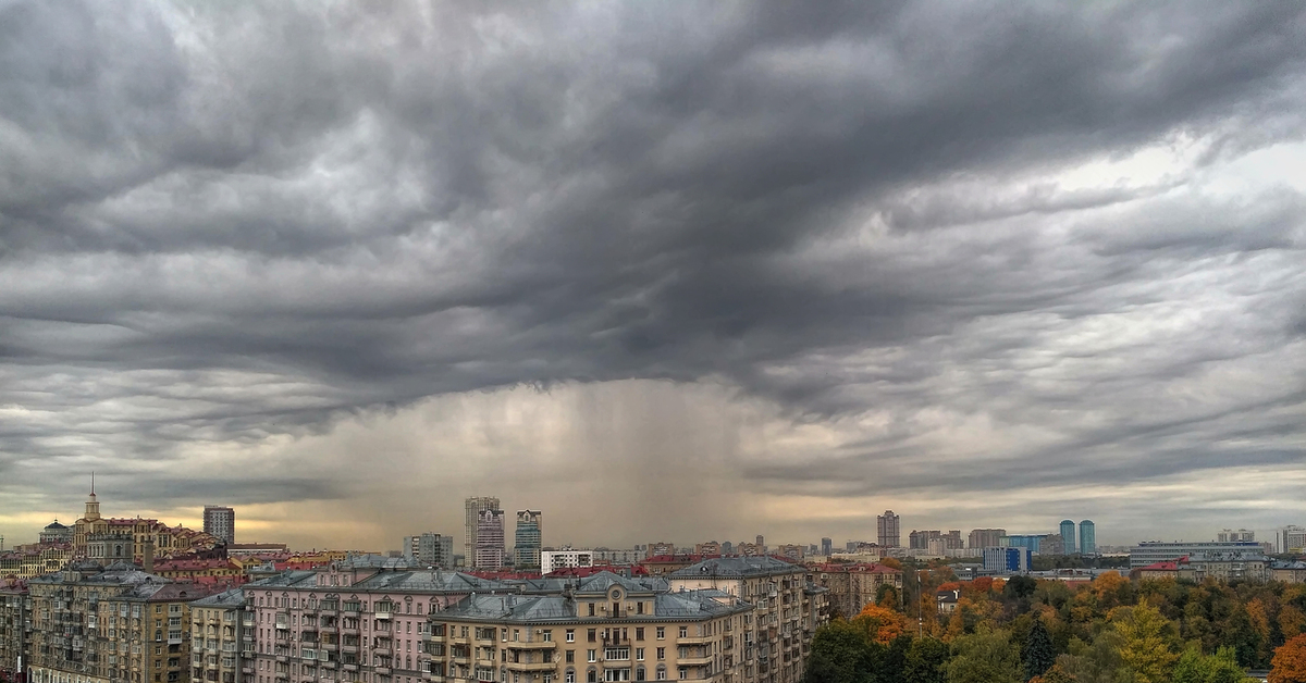 Города над москвой. Тучи над городом. Тучи над Москвой. Москва туча над Москвой. Страшные тучи в Москве.