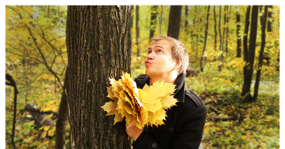 Осень мужского рода. Мужчина с осенними листьями. Мужчина с листом. Мужчина с листвой. Мужик с листом.
