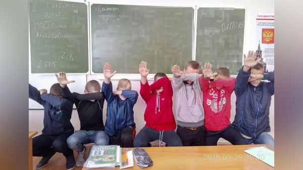 The coach of zigging schoolboys-football players takes them to Mamaev Kurgan - Shkolota, Ridge, Russia, Longpost, Pupils