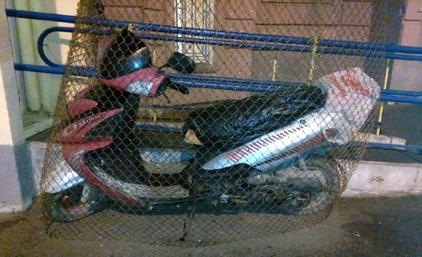 Baby in a cage. - My, Scooter, Entrance, Parking, Netting, Net